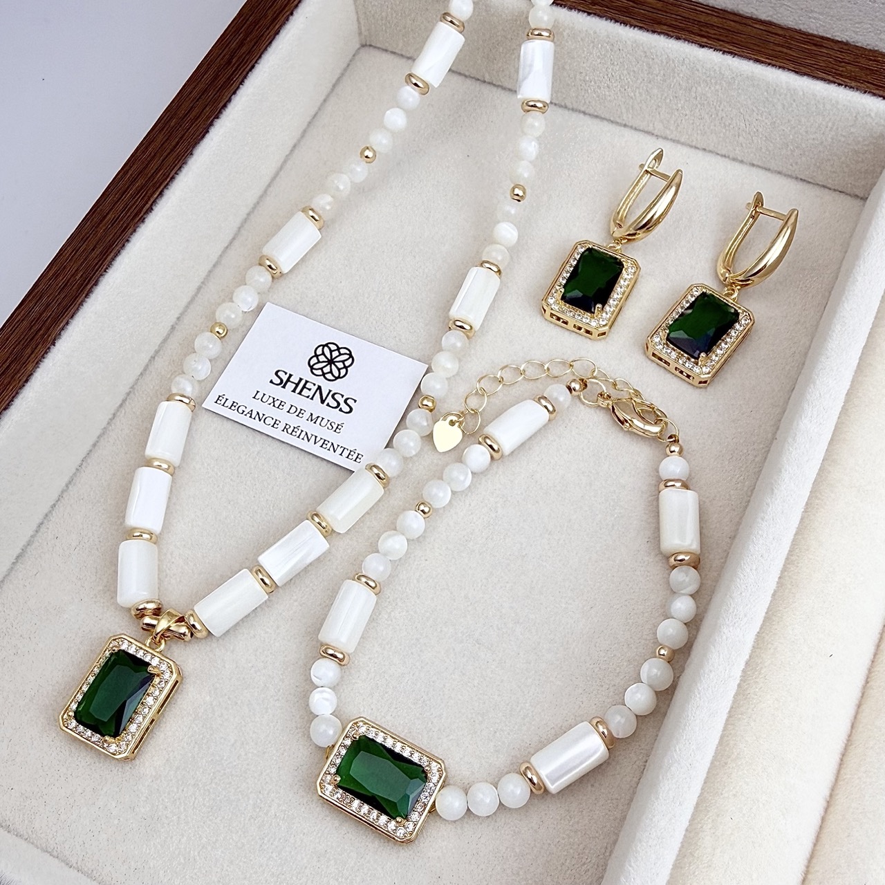 Pearl Necklace Set - Natuurlijke witte schelp & smaragd ketting