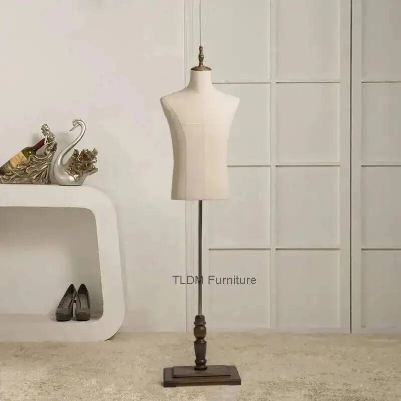 Kostuumdisplay in elegante, fo - Women Formal Wear Shop recensie en prijs
